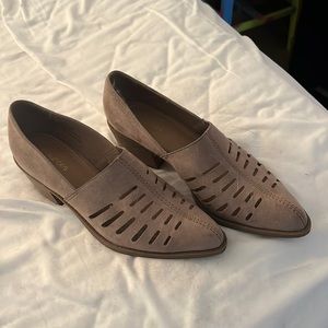 Maurices brand shoe. Size 8. Light Mauve color.